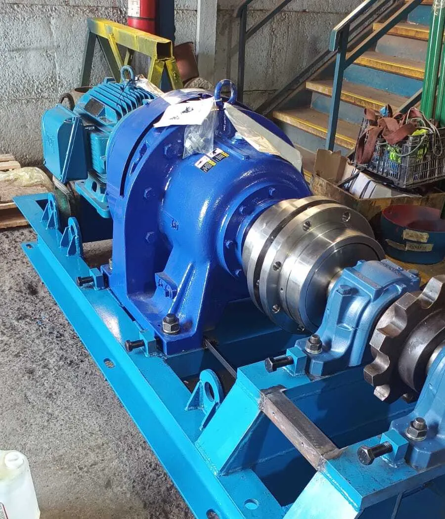 Dispositivo industrial con motor, transmisión y piñón ensamblado en Somein